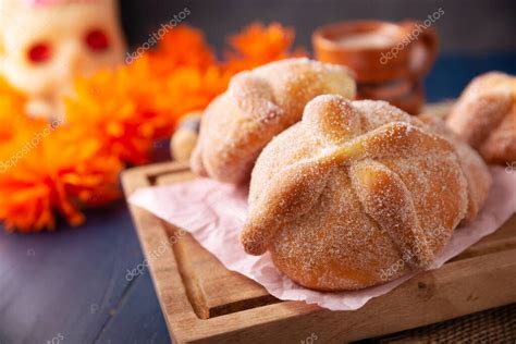 Pan de Muerto Típico pan dulce mexicano que se consume en la estación