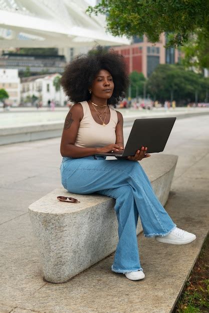 Mujer De Tiro Completo Leyendo En La Computadora Port Til Foto Gratis