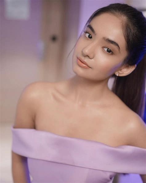 Anushka Sen Gave Killer Pose In Half Shoulder Dress 20 Years Old