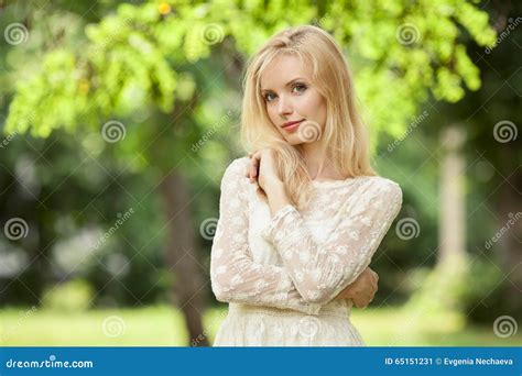 Mooie Jonge Blonde Vrouw In Openlucht Stock Afbeelding Image Of Nave Geluk