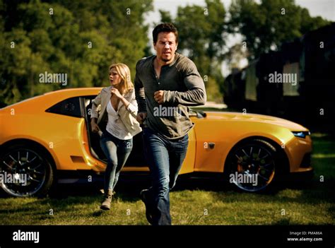 Nicola peltz mark wahlberg hi-res stock photography and images - Alamy