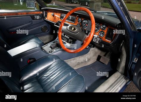 1981 Daimler Jaguar sovereign 4.2 British luxury car interior Stock Photo - Alamy