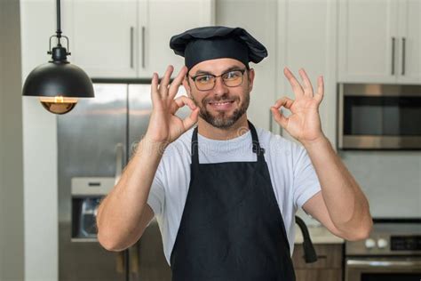 Retrato De Un Chef Con Gorra De Chef En La Cocina Hombre Con Uniforme