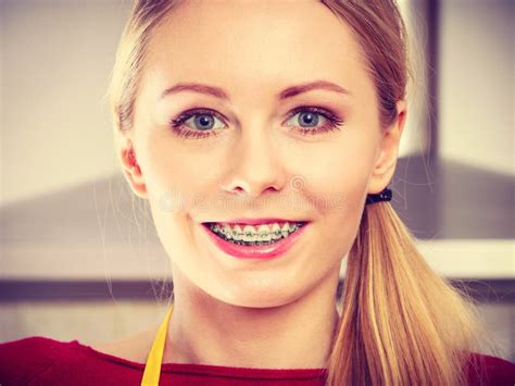 Femme Blonde De Sourire Heureuse Ayant Des Accolades Image Stock