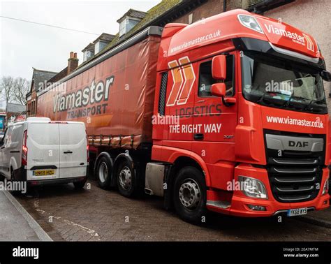 Heavy good vehicle (HGV) in congestion on a narrow high street in the UK Stock Photo - Alamy