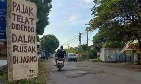 Potret Kocak Cara Warga Perbaiki Jalan Rusak Ini Kelewat