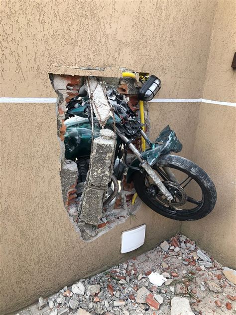 VÍDEO Câmera de monitoramento flagra violenta colisão de moto em muro