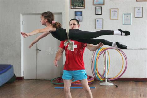 Entrenamiento De Los Gimnastas Del Aire Imagen De Archivo Editorial