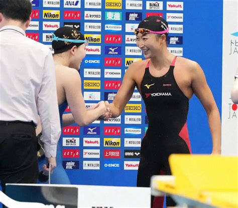 ＜国際大会代表選考会＞女子100メートルバタフライ、平井（左）と笑顔で握手を交わす池江（撮影・岡田 丈靖） ― スポニチ Sponichi