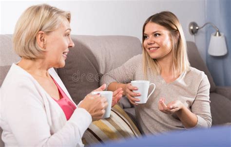 Madre E Hija Adulta Hablando Foto De Archivo Imagen De Mama Familia