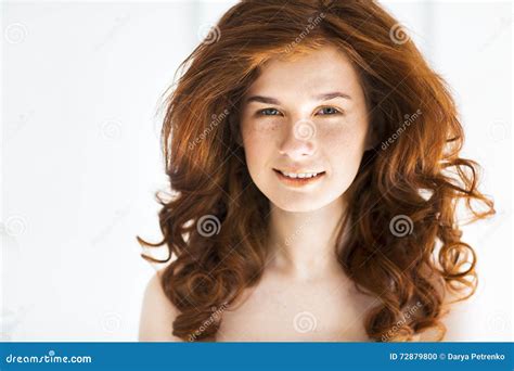 Belle Jeune Femme Rousse Avec Le Portrait De Taches De Rousseur Photo