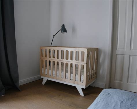 Купить кроватку для новорожденных с откидным бортиком