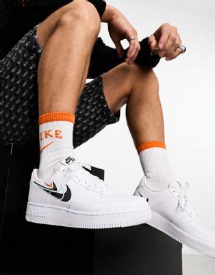 Nike Air Force 1 07 Sneaker in Weiß und Schwarz mit gestapeltem