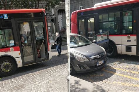 Napoli Parcheggia L Auto Sulla Fermata Ed Esce Il Bus Trancia La Portiera