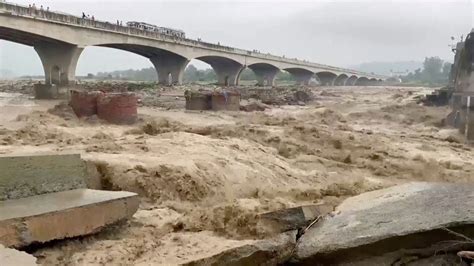 Decenas De Muertos Y Desaparecidos Por Las Inundaciones En India