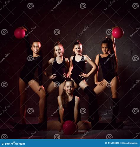 équipe De Jeunes Filles Souriantes Gymnastes Dans Le Corps Sport Noir