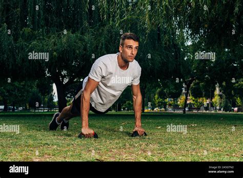 Push Up Fitness Hombre Haciendo Ejercicio PRESS DE HOMBROS Ejercicios