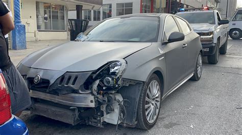 Imprudente Joven Se Le Atraviesa A Un Lujoso Alfa Romeo En La Zona