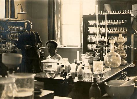 Les vieux métiers Laboratoire pharmaceutique vers 1910