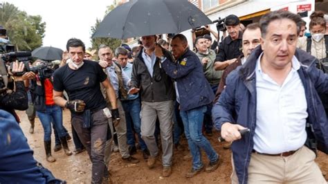 Les Manifestants Crient Et Jettent De La Boue Sur Le Roi D Espagne