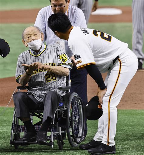 【ob戦】川藤監督「代打岡田の案あった」車いす姿の江夏豊氏がエール「優勝目指すのは当然」 プロ野球写真ニュース 日刊スポーツ