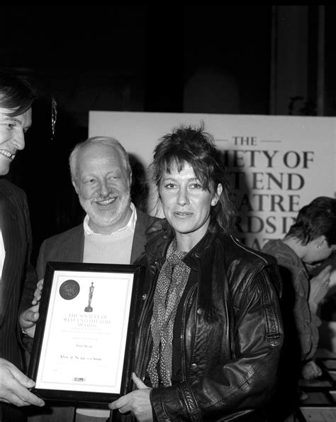 15 Rare Photos of a Young Helen Mirren