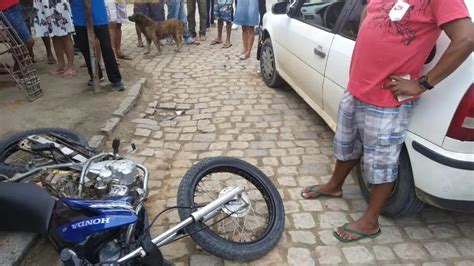 Colisão entre carro e moto em cruzamento deixa piloto ferido em