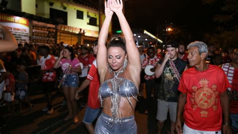 Not Cias Viviane Ara Jo Samba Muito No Ensaio De Rua Do Salgueiro