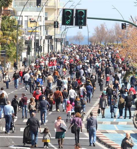 Catania Una Domenica Primaverile Bacia Il Lungomare Fest La Sicilia