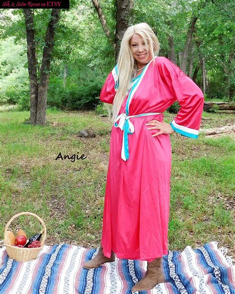 Vanity Fair Hot PINK NYLON NIGHTGOWN And Robe Set Peignoir Sleepwear Dressing Gown 60 70 S