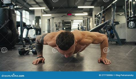 Homem Atl Tico Forte Treina Sem Camisa Na Academia Fazendo Flex Es