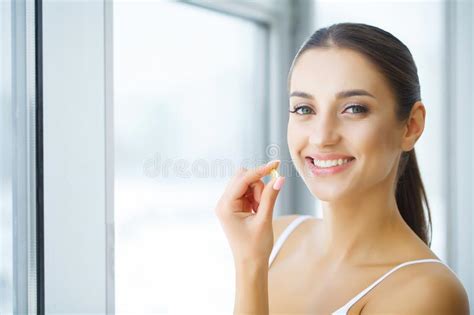 Forma De Vida Sana Mujer Joven Apta Hermosa Que Sostiene Una Botella De