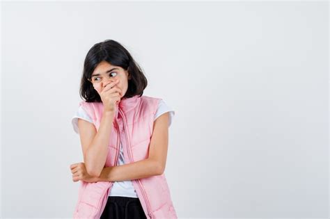 Portrait D une Petite Fille En T shirt Blanc Et Gilet Matelassé