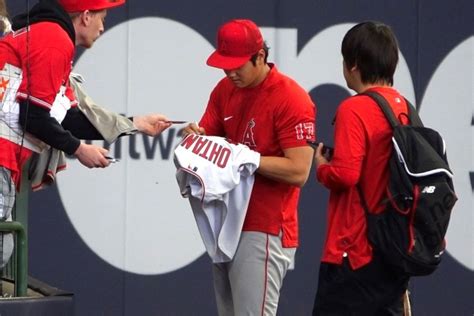 神対応 の大谷翔平は敵地でも「幸を配る」 ペンのキャップ開ける姿に「素敵」 Full Count