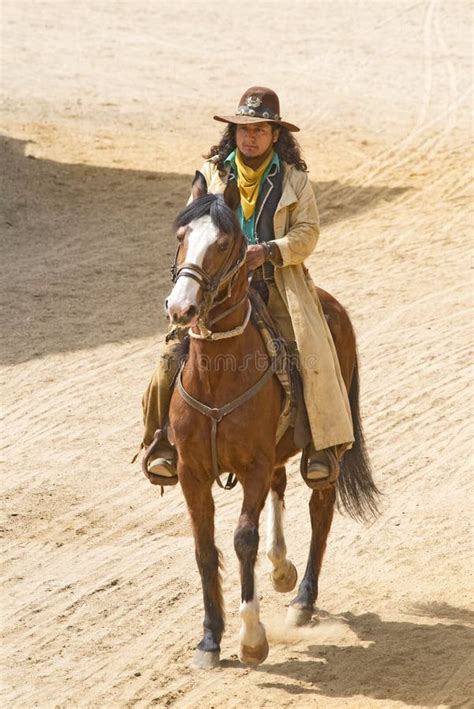 Cowboy Der Ein Pferd Reitet Stockbild Bild Von Platz Pferd 14464415