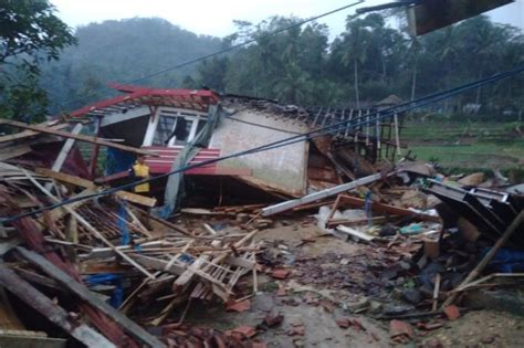 Puting Beliung Terjang Cianjur Puluhan Rumah Warga Rusak Okezone News