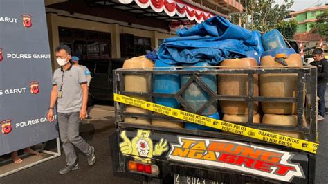 Polisi Tangkap Dua Orang Penimbun BBM Bersubsidi Di Garut Republika