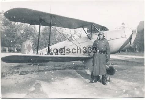 FOTO SOLDATEN DER Wehrmacht am Bü 131 Doppeldecker Flugzeug der