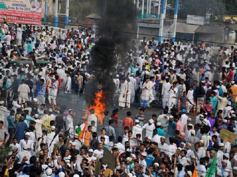 Anti Caa Protest In Bengal Protesters Torch Railway Stations Block