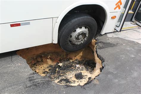 Ônibus é engolido por cratera em avenida de Manaus