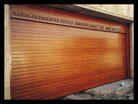 A Brown Garage Door With The Words Puertos Ascendtes Estilo Americano