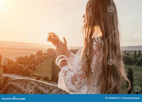 Donna Felice Vestita Di Boho Bianco Al Tramonto In Montagna Una Donna