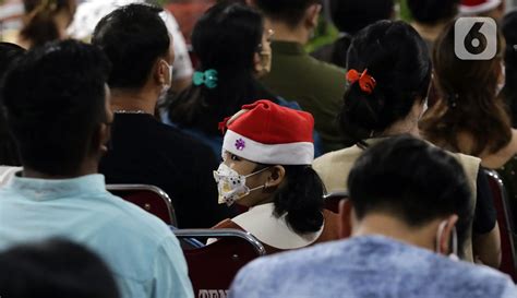 Khidmat Misa Malam Natal Di Gereja Katedral Jakarta Foto