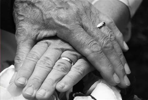 old people hands | Bodas, Alianças, Bodas de ouro