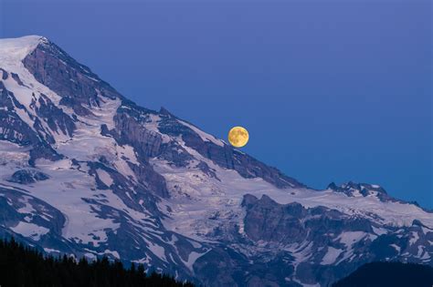 Moonrise Moonset And Mars Photos Hit The High Points At Mount Rainier