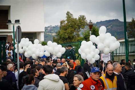 Fotogallery Diciottenne Ucciso A Napoli Ai Funerali Palloncini