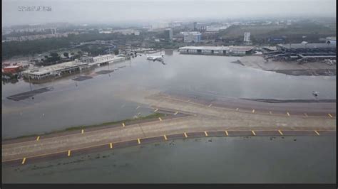 Veja imagens do aeroporto de Porto Alegre alagado após chuvas