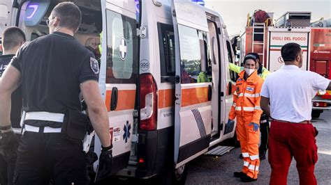 Anziano Perde Il Controllo Dellauto E Investe Un Pedone Morta Una Donna