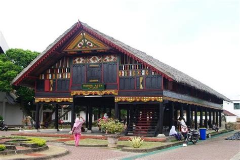 10 Rumah Adat Sumatera dari Aceh hingga Lampung - Nasional Katadata.co.id