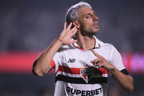 Calleri minimiza proteção a Carpini no São Paulo e diz Nunca vi